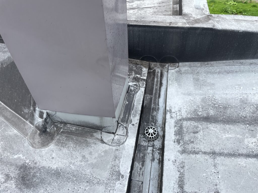 スノーダクト周辺の10年後の防水状態