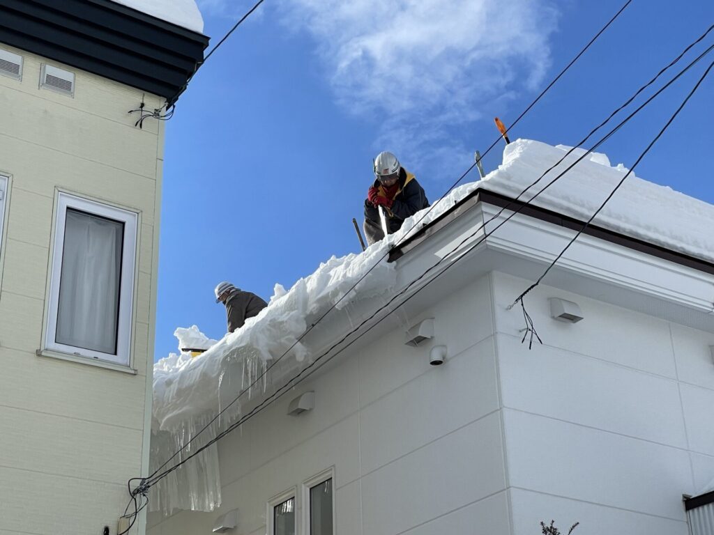 屋根の氷柱除去