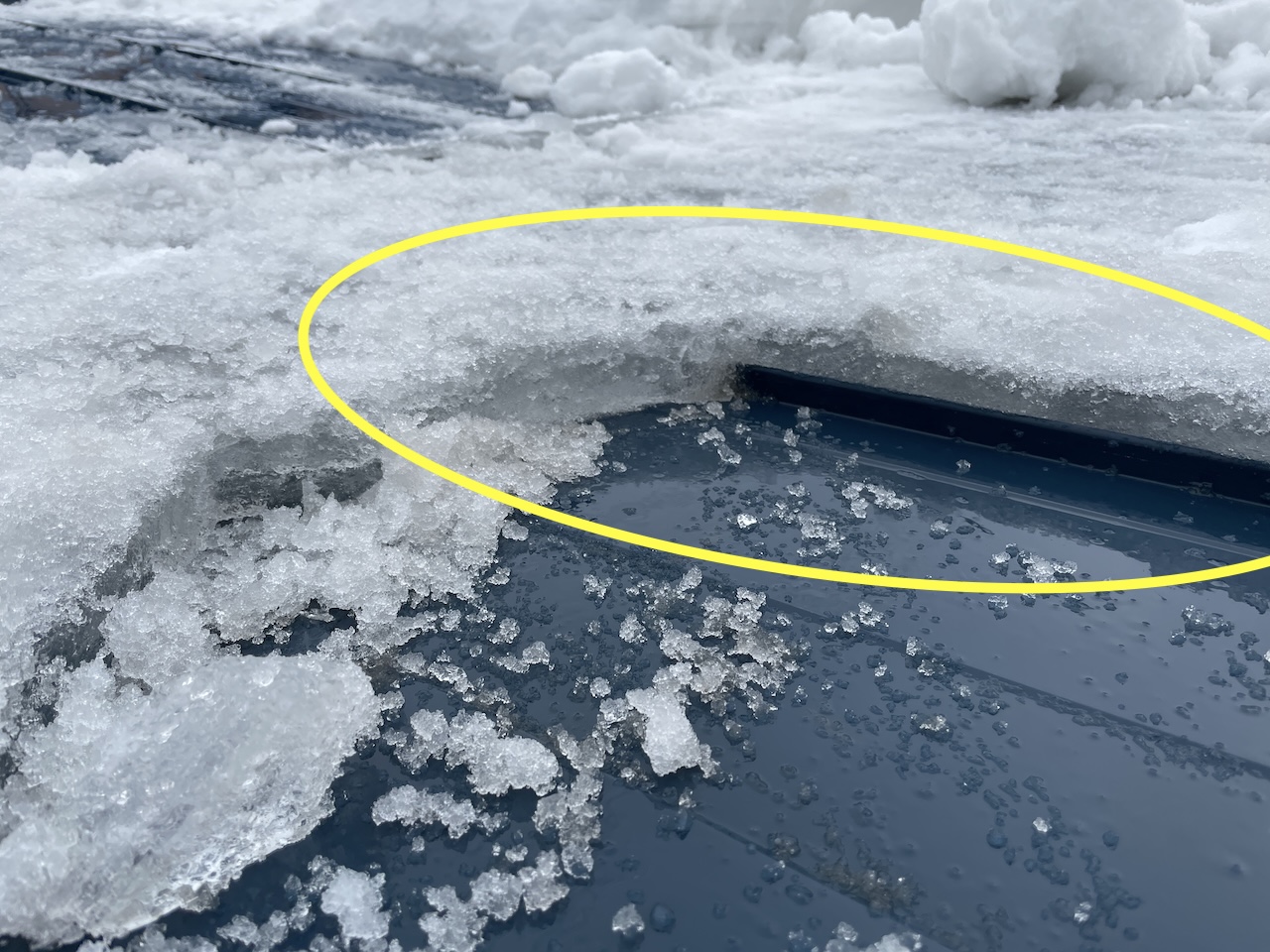 板金継手の高さを超える分厚い氷