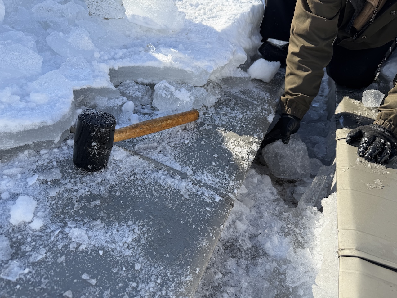 オーバーフロー事故の氷割り作業