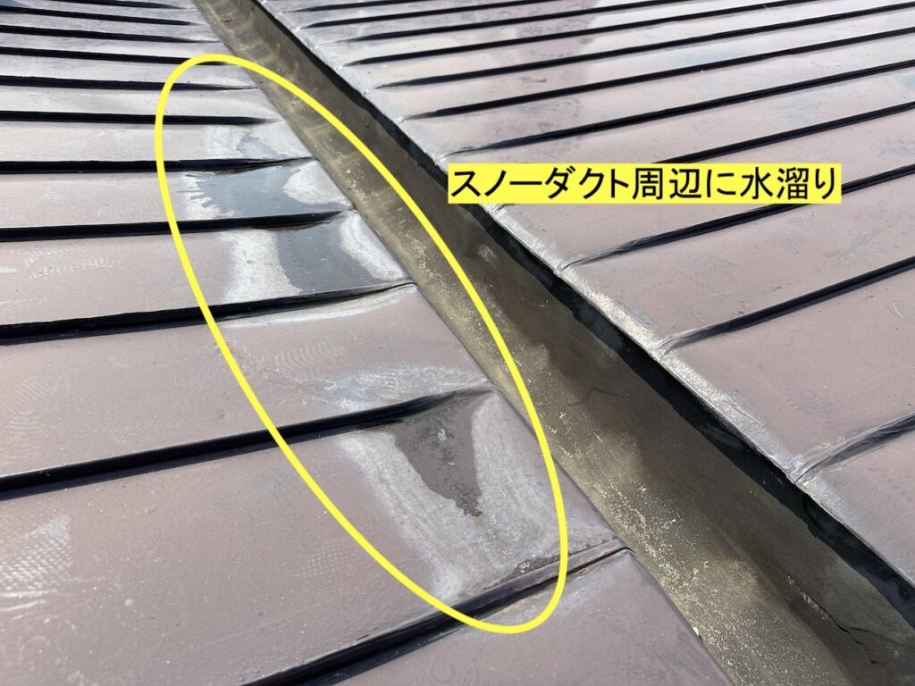 スノーダクト屋根の雨漏り修理前