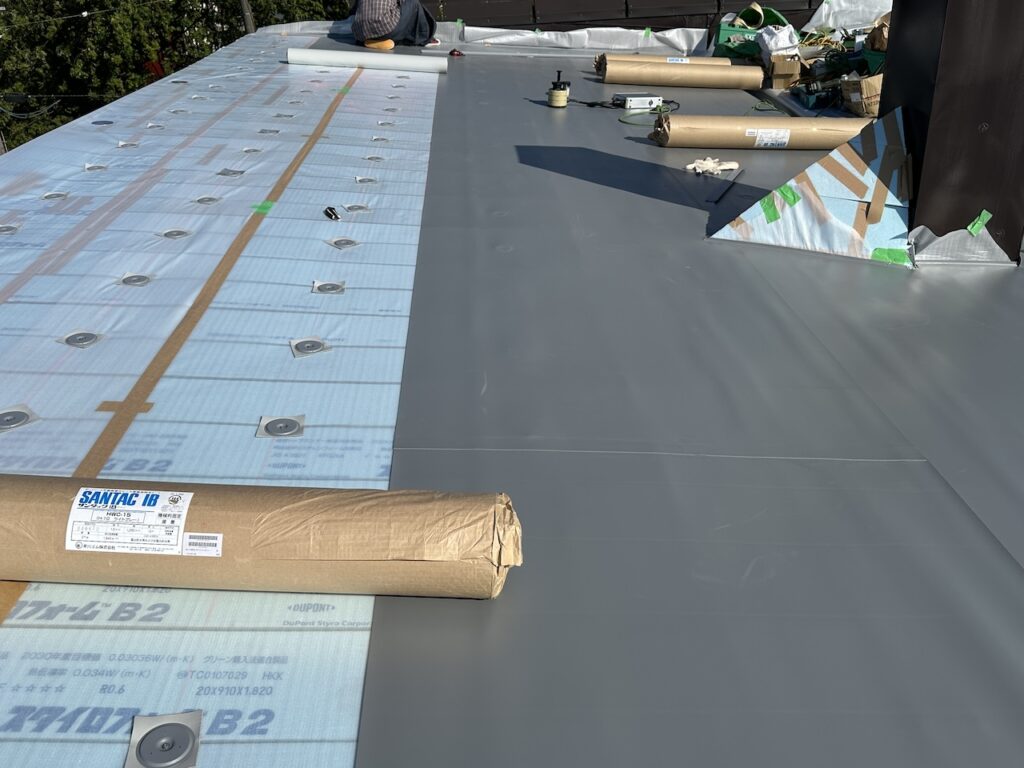 屋根シート防水リフォーム工事中