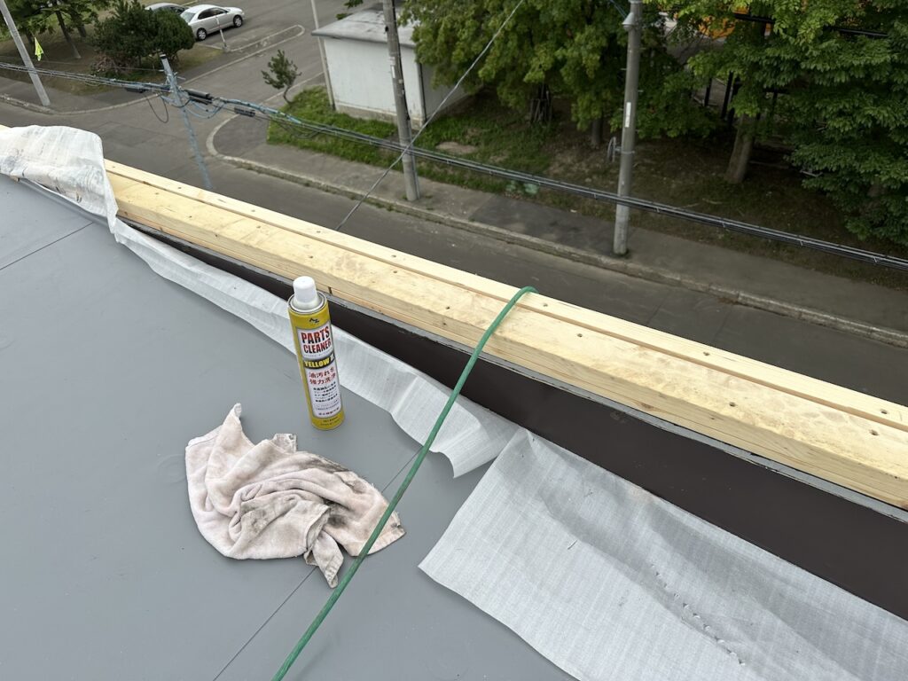 屋根の雪庇をガードする工事