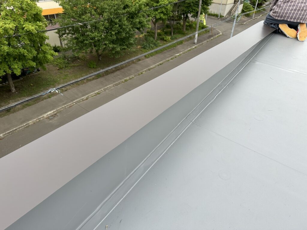雪庇をガードする工事