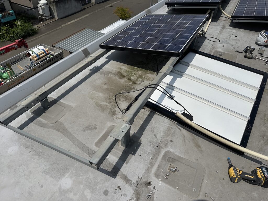 屋根ソーラーパネル解体