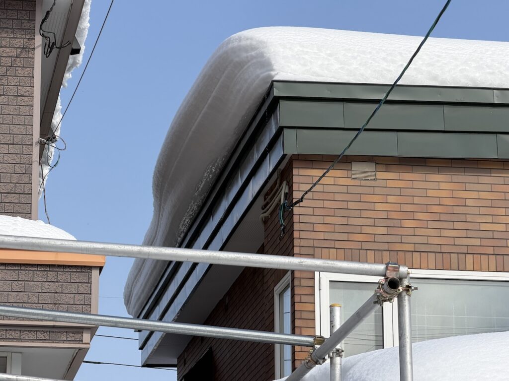 フラット屋根の防水工事完了後の冬の状態（積雪した状態）