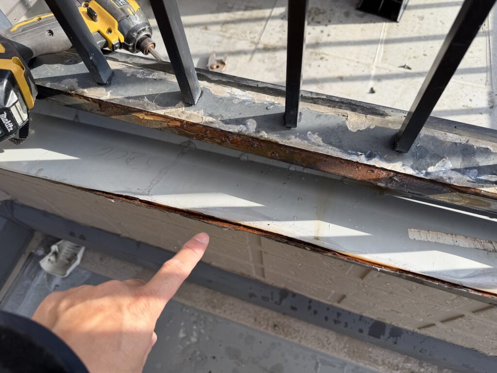 手摺りからの雨漏りが原因（札幌市）セキスイハイム