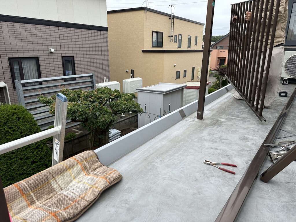 セキスイハイム屋根バルコニー手摺りの解体作業