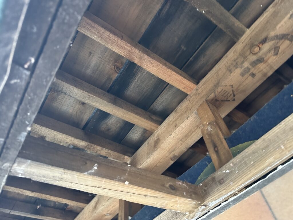 屋根先端の雨漏り状態