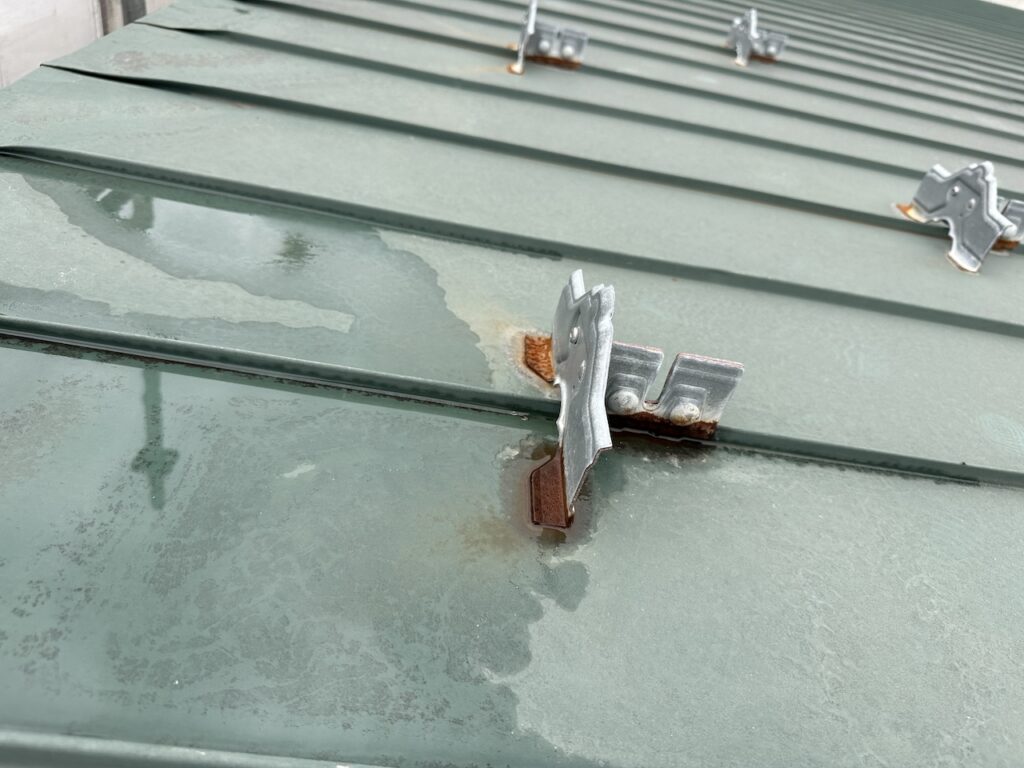 腐食した雪止め金具