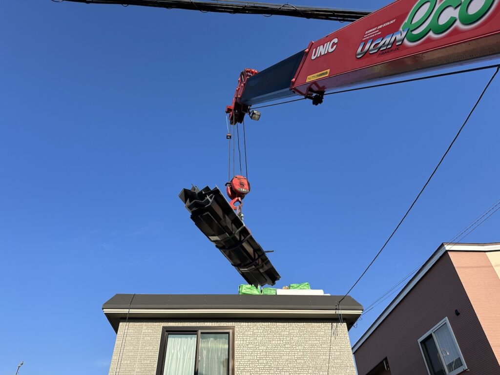 セキスイハイム防水工事の荷揚げの様子