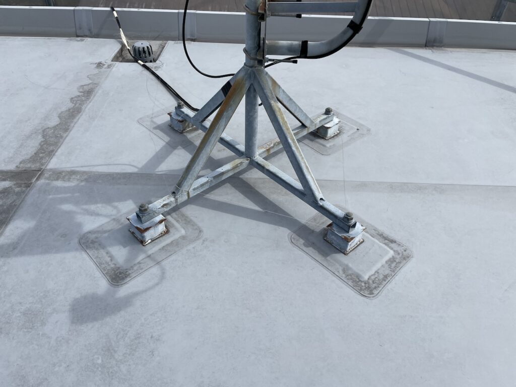 セキスイハイムの屋根上アンテナ架台の腐食