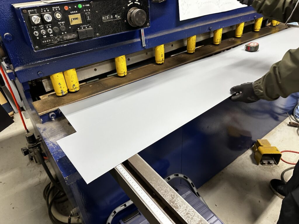 セキスイハイム防水工事に必要な部材を自社で製作する様子