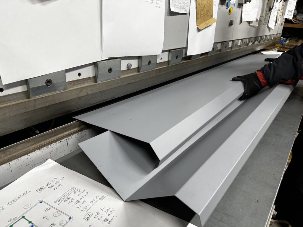 セキスイハイムの屋根防水工事に必要な部材をマツモトルーフ自社工場で製作する様子