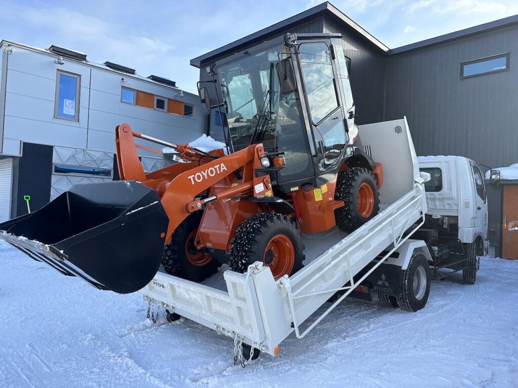 マツモトルーフでは小型ホイルローダーを安全に運搬可能なローダーダンプを所有