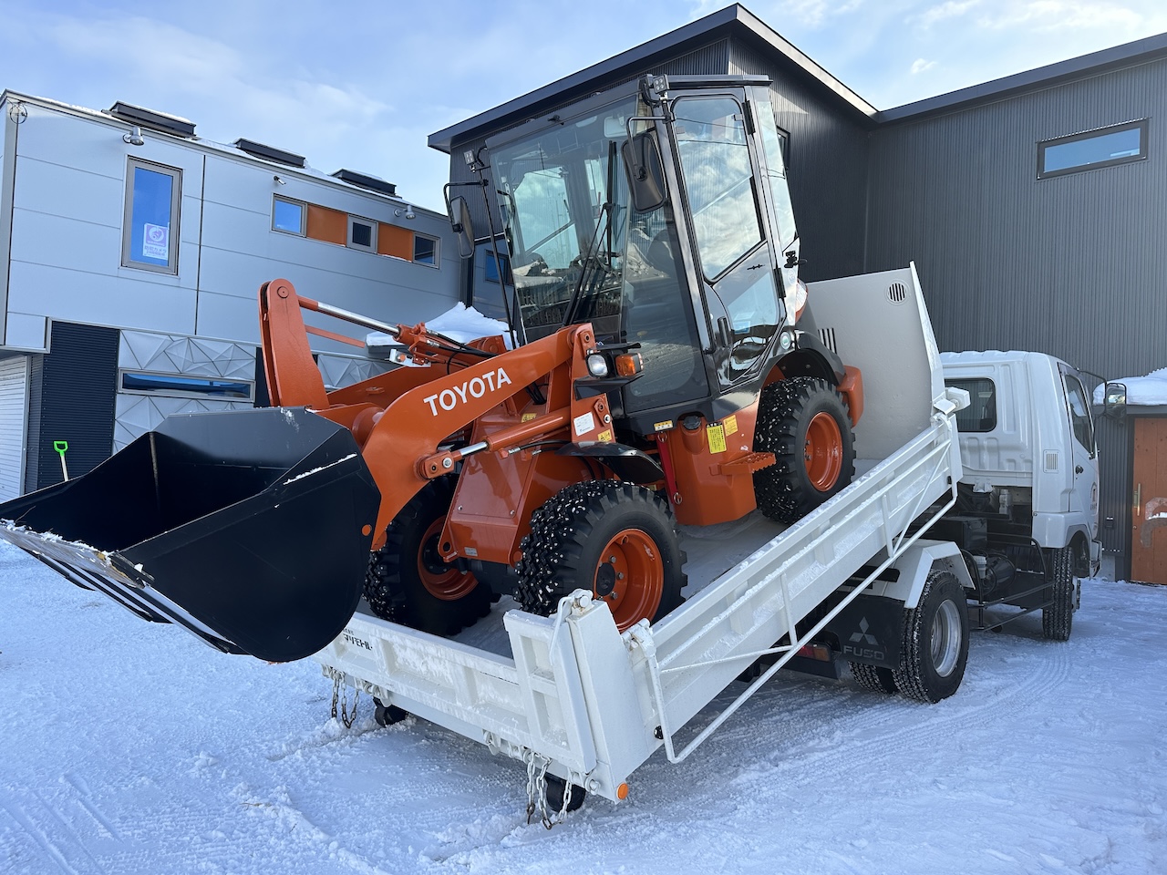 マツモトルーフでは小型ホイルローダーを安全に運搬可能なローダーダンプを所有