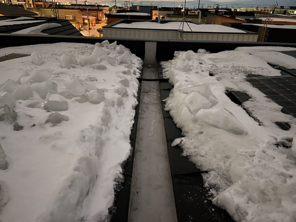 凍結を繰り返して氷だらけのスノーダクト屋根