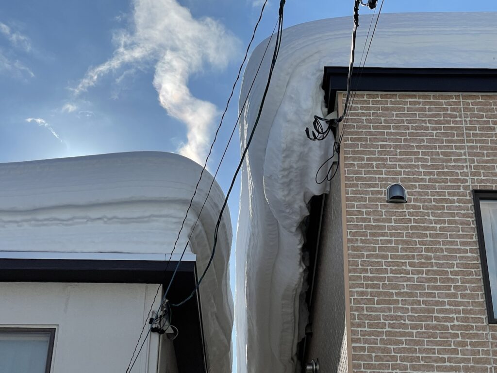 札幌市敷地ギリギリの住宅街で雪の問題が起きている画像