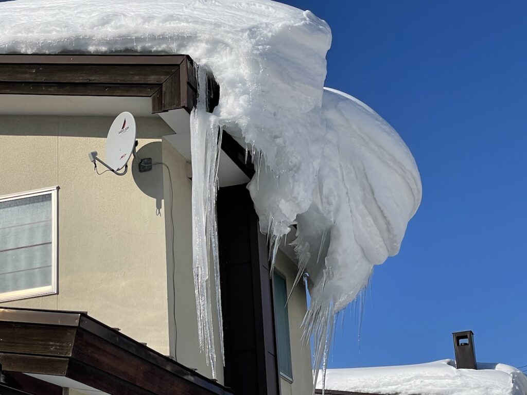屋根の軒先に氷柱が出来て危険な状態