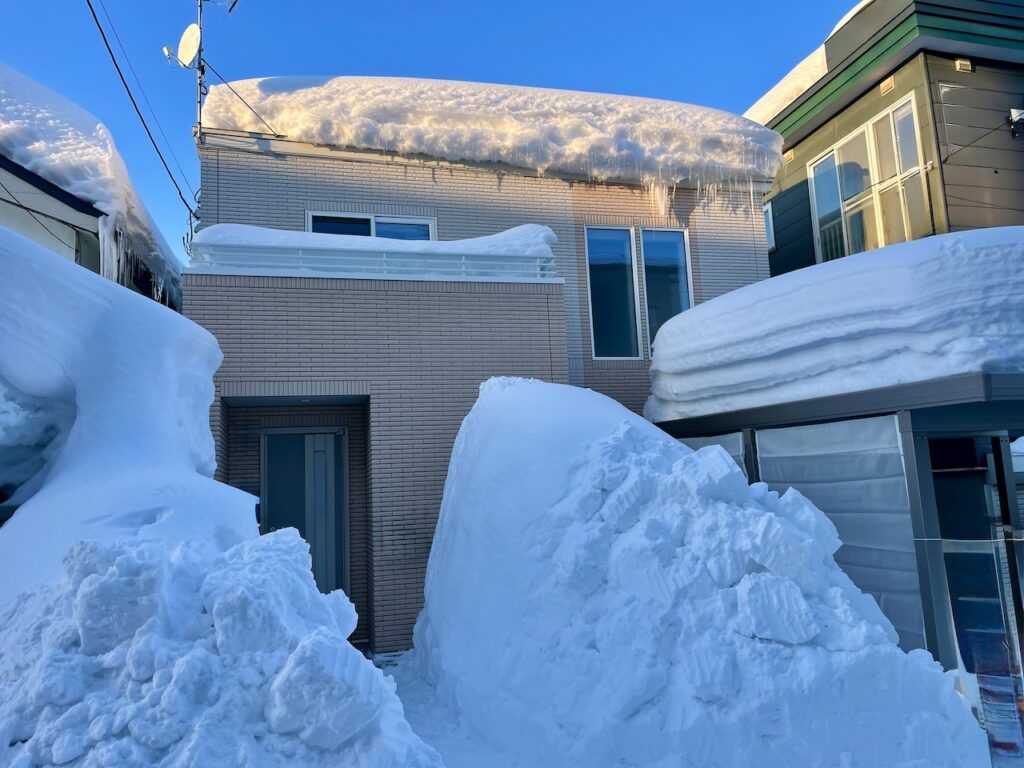 札幌の住宅密集地｜雪捨て場がない家の無落雪屋根（冬）