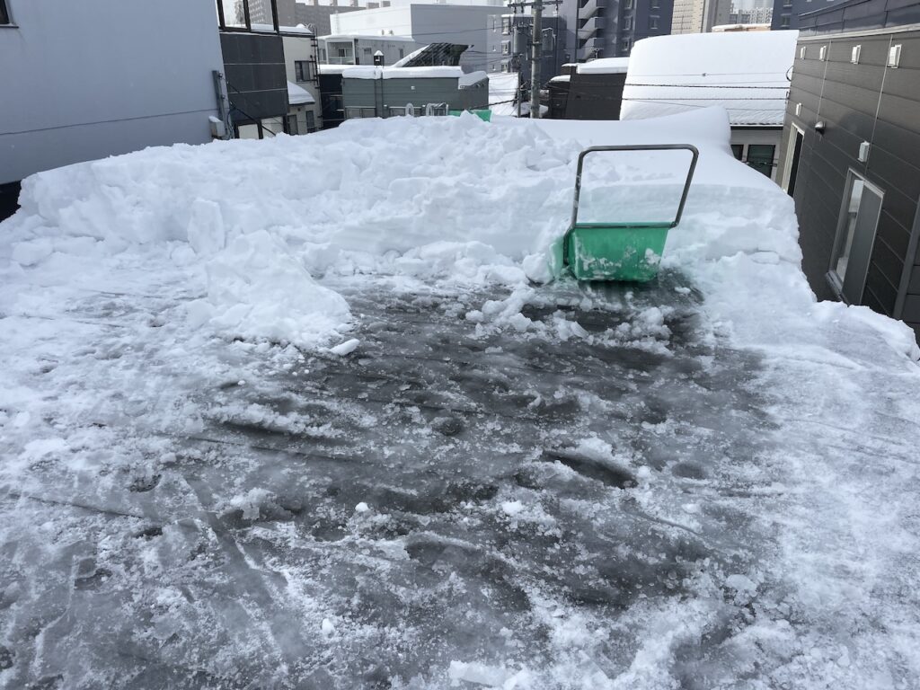 札幌市無落雪屋根の雪下ろしの問題