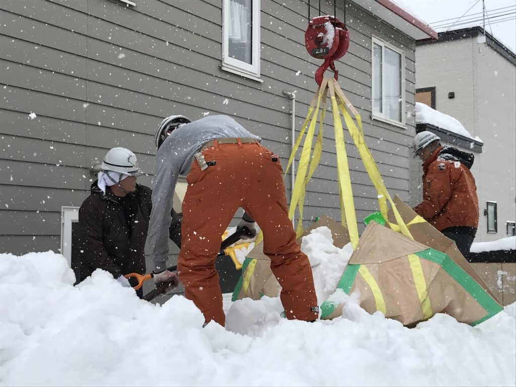 ユニックを使用した除排雪作業（札幌市）