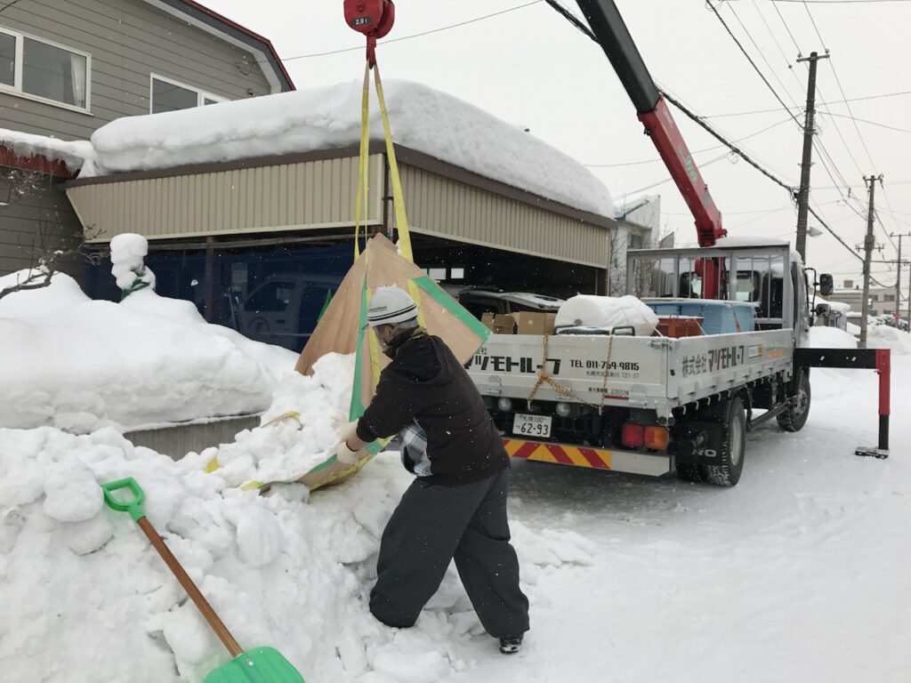 ユニックを使用した屋根の雪下ろし作業（札幌市）