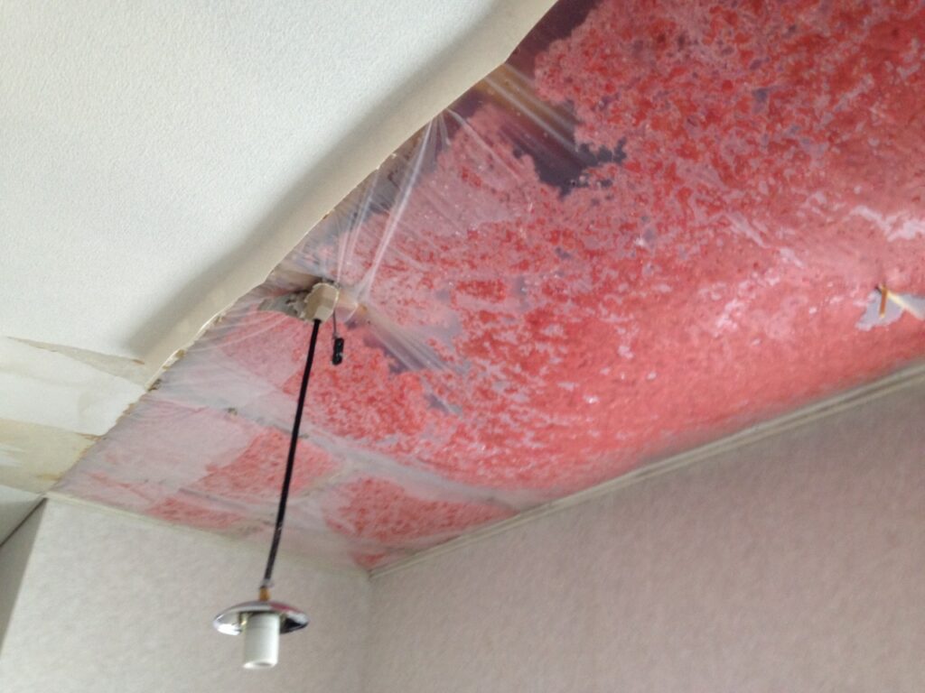 雨漏りで天井のボードが落下した状態（札幌市）