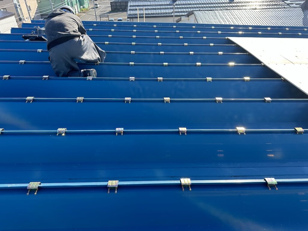 折板屋根のリフォーム工事(下地金物の取り付け)