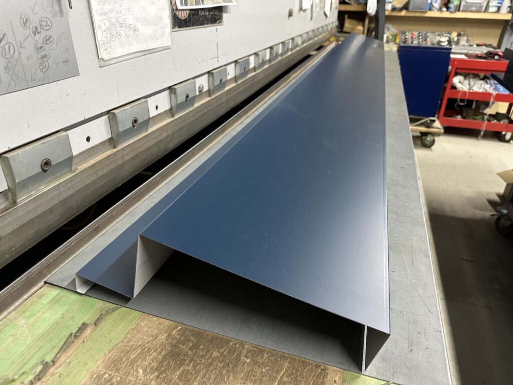 工場でSGL鋼板の加工