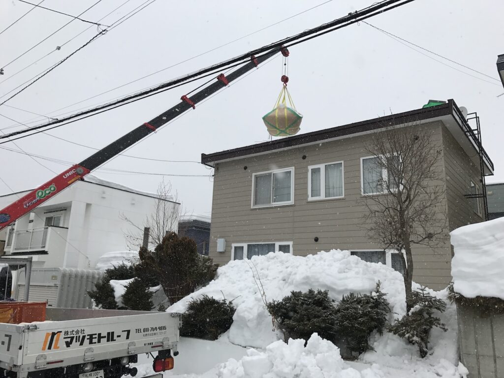 6段ユニックを使用した屋根の雪下ろし作業（札幌市）
