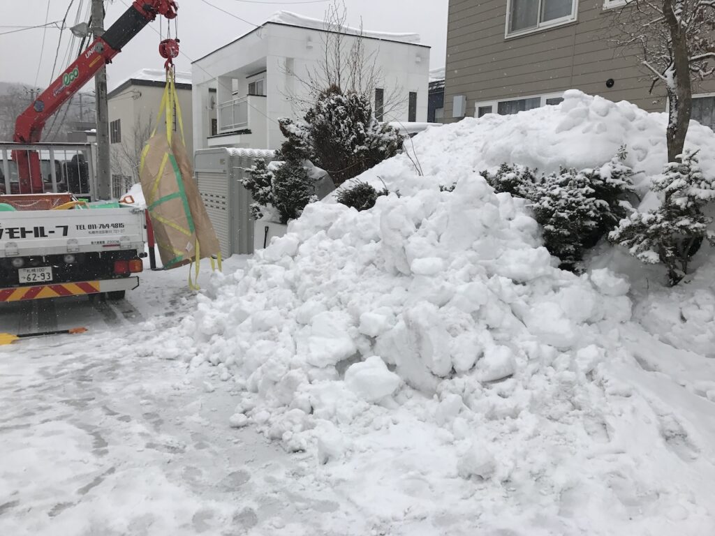 ユニック車での屋根の雪下ろし作業