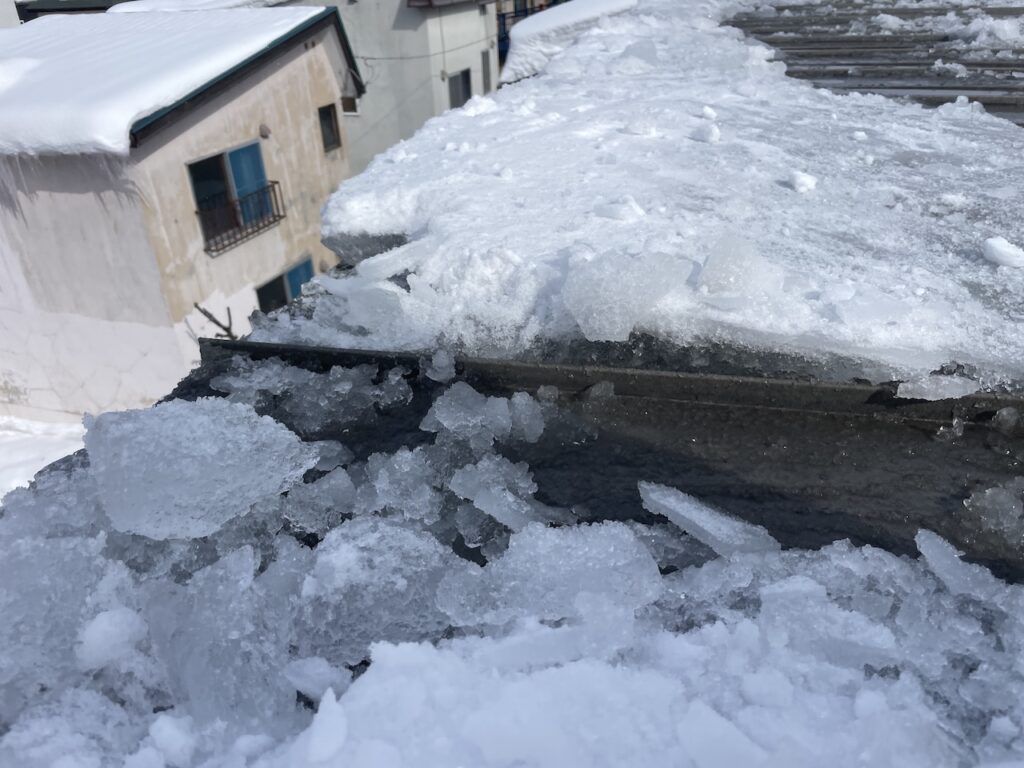 フラット屋根(無落雪屋根)のすがもれの様子