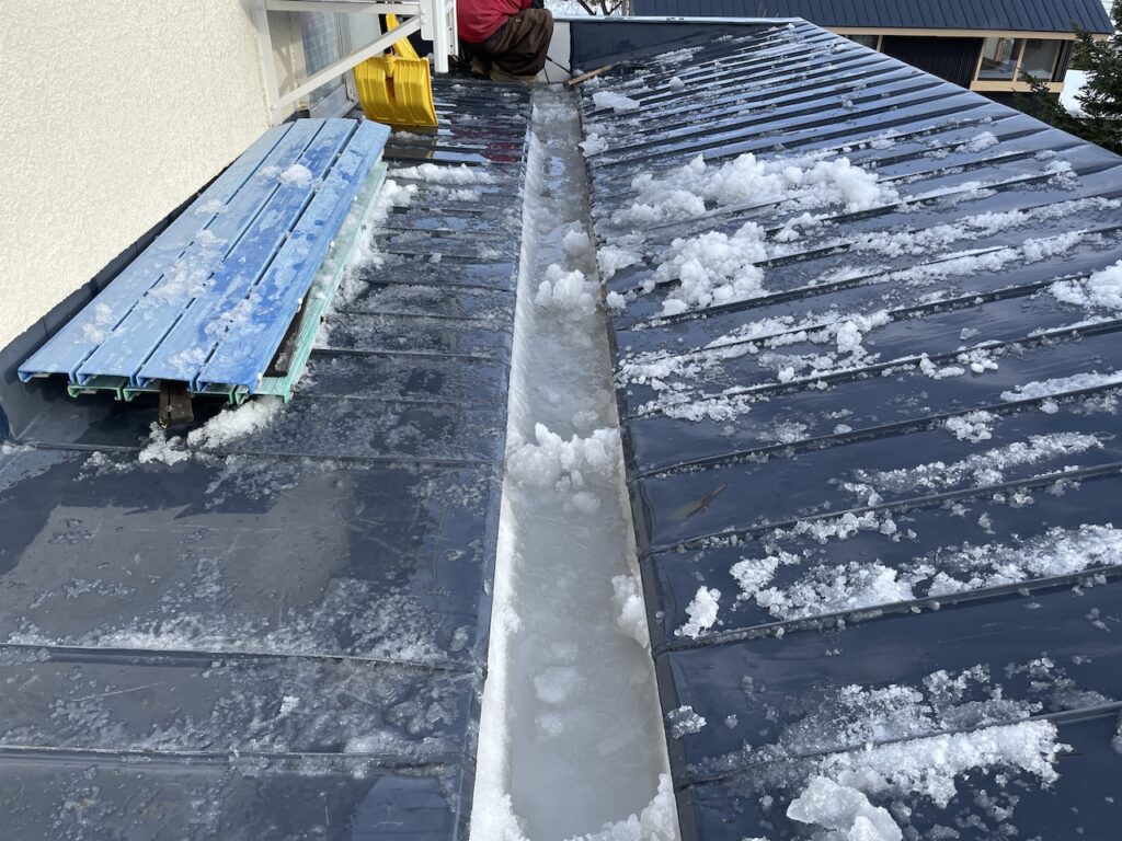 北海道札幌市の無落雪屋根(スノーダクト)の雨漏り調査