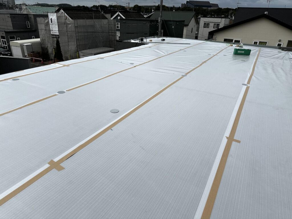 セキスイハイム防水工事(札幌市)絶縁シートの敷き込み