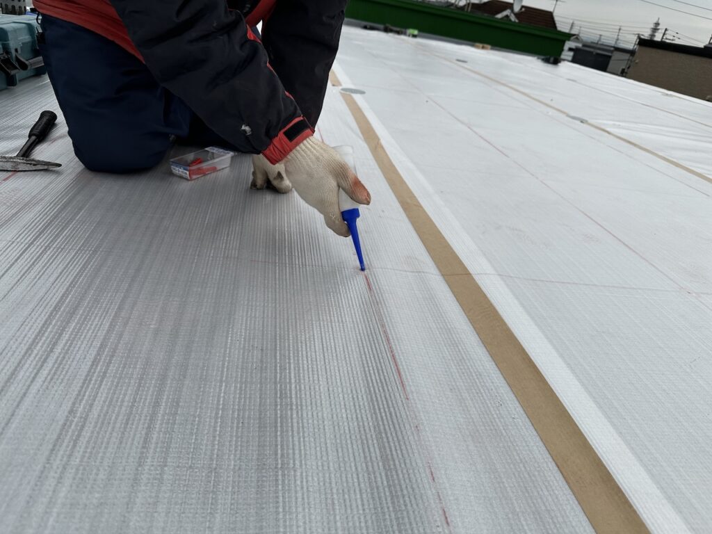 セキスイハイム屋根防水下地工事中(エポキシ樹脂の注入)