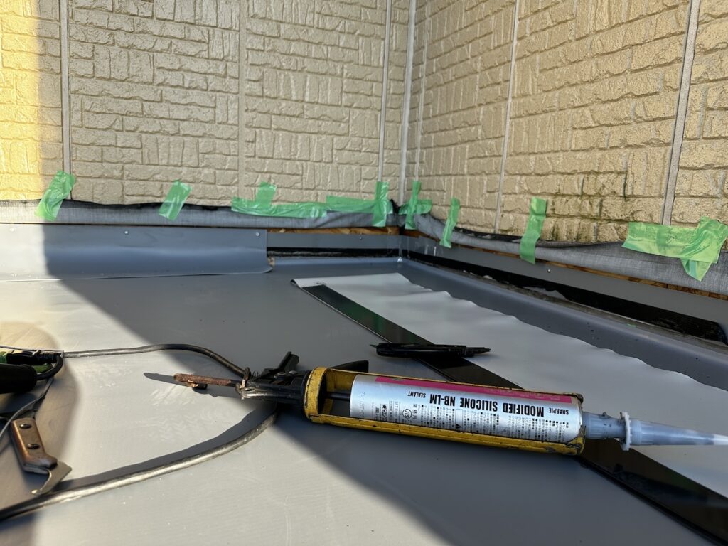 セキスイハイム玄関屋根(外壁取り合い)