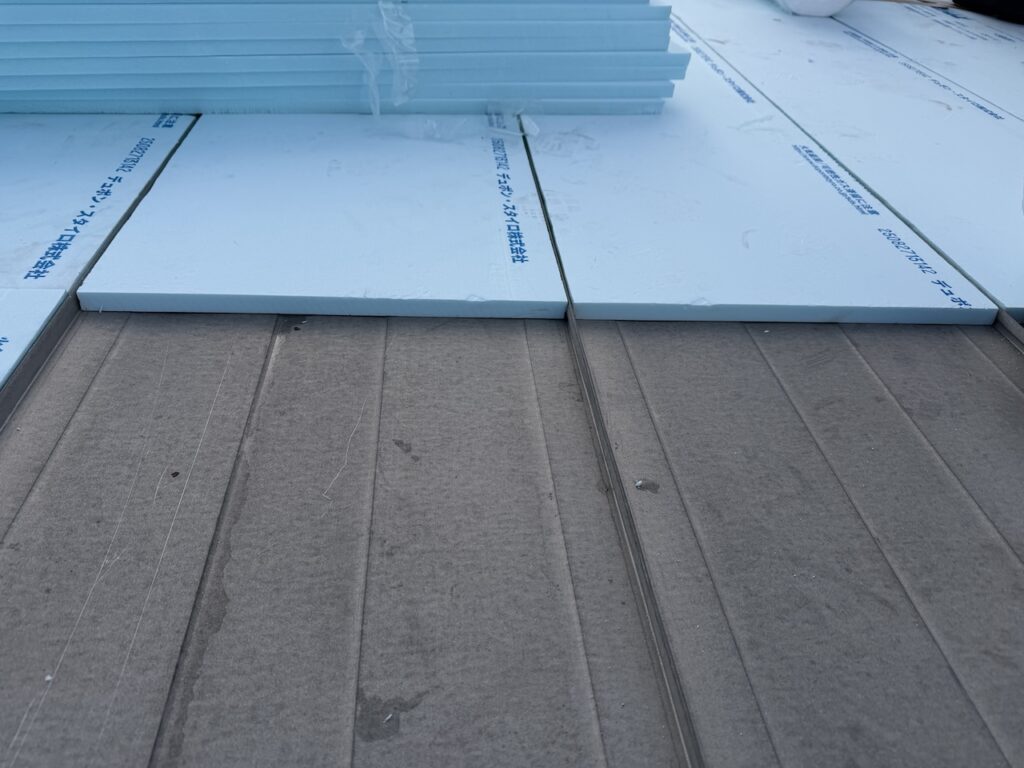 恵庭市K様邸屋根リフォームカバー工法施工中