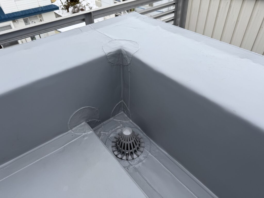 スノーダクトの排水口にはゴミ避け（ストレーナー）を設置