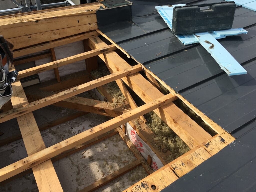 札幌市内で天体観測用の屋根リフォーム工事中（屋根の解体）