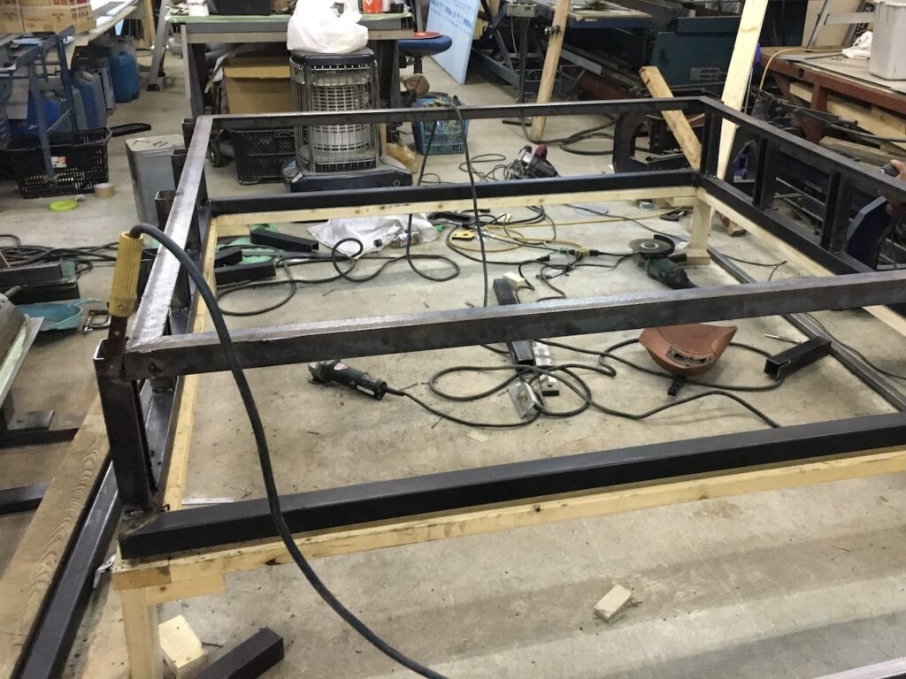 マツモトルーフ工場でスライドルーフの骨組みを溶接製作する様子