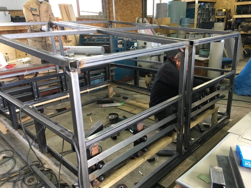 札幌市のマツモトルーフが天体観測用のスライドルーフを工場で製作する様子