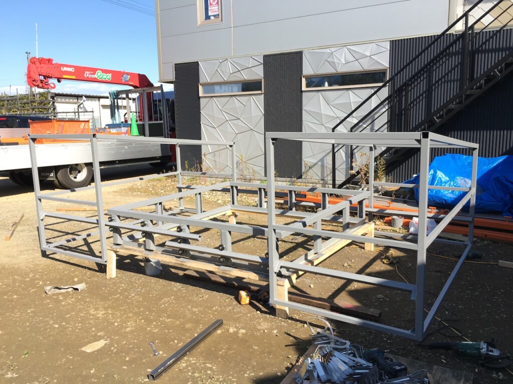 札幌市の工場でスライドルーフの鉄骨下地が完成