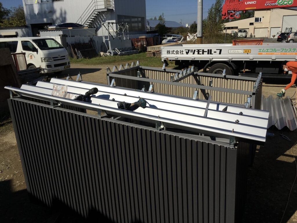 マツモトルーフオリジナルのスライドルーフの屋根は折板を使用