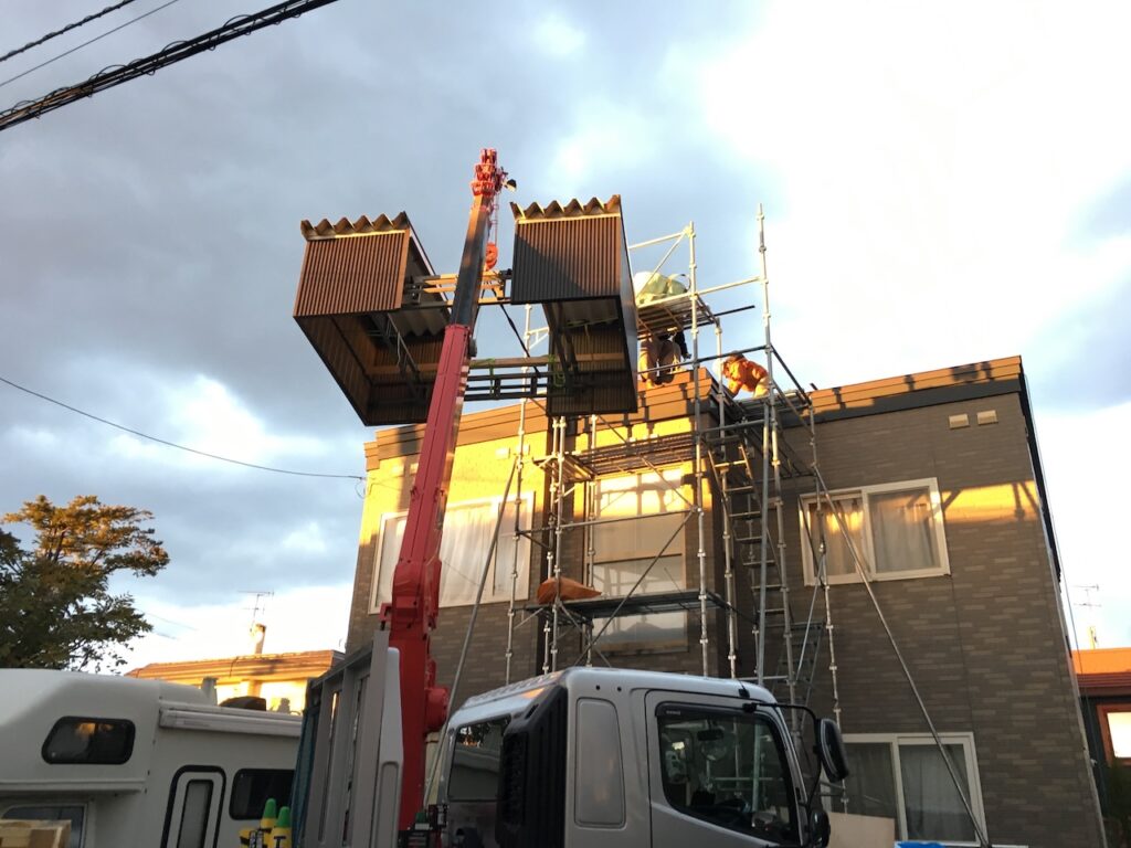 スライドルーフを屋根の上に荷上げ（4tトラック6段クレーン）