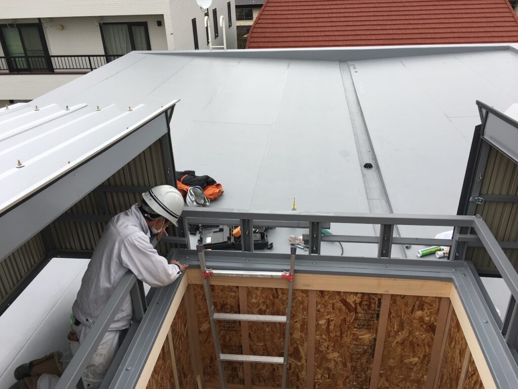 防水リフォーム済みの無落雪屋根（スノーダクト）にスライドルーフを設置