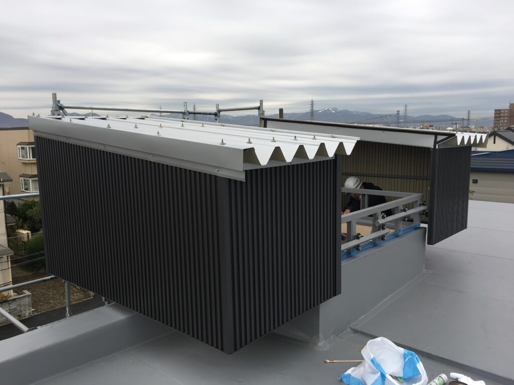 無落雪屋根にスライドルーフの設置が完了（マツモトルーフ）