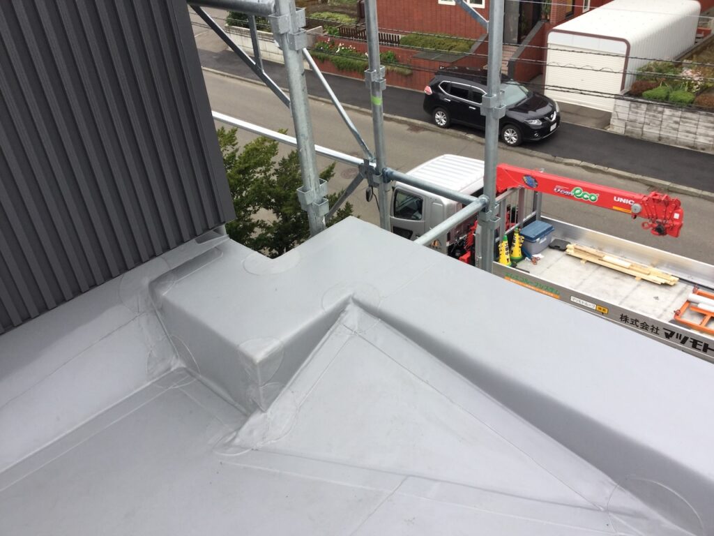 スライドルーフと防水屋根の処理