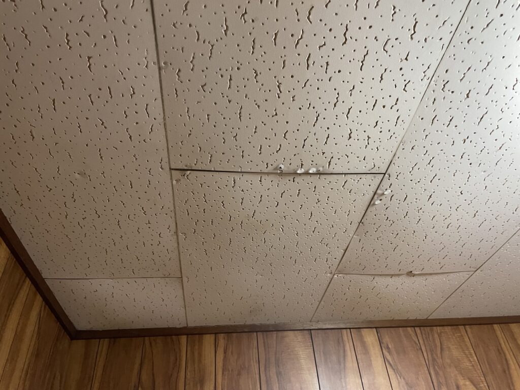 天井のボードが膨れたきたら雨漏りのSOSサインです