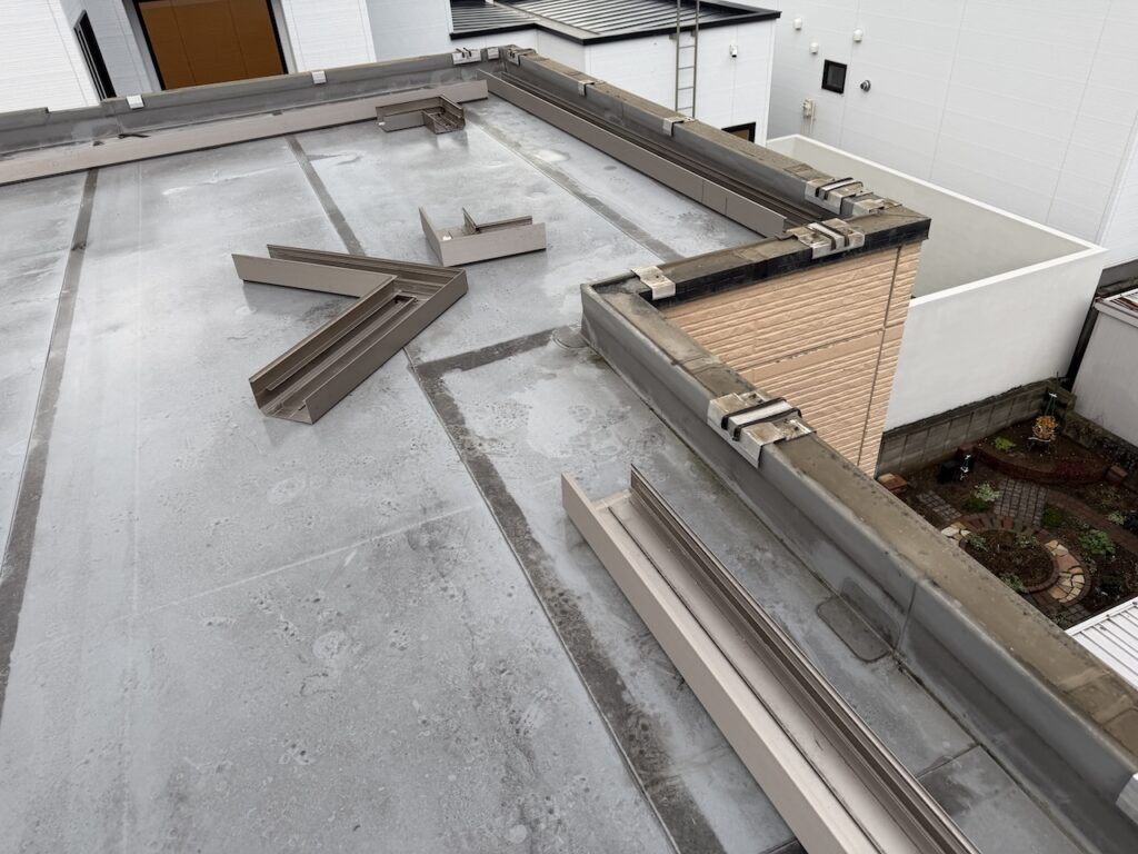 積水ハウスの外周笠木の解体状況